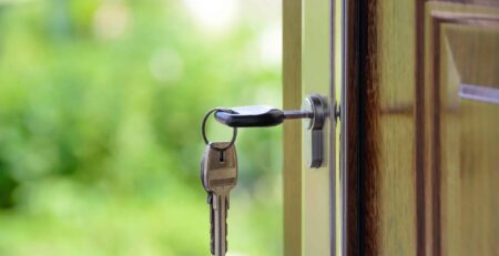 Llaves en la puerta de una vivienda