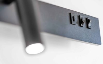 Closeup of a faucet spout with aerator, satin steel and soft highlights against a blurred background, conveying an eco modern kitchen mood.