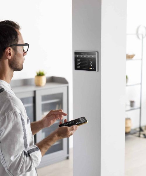 persona-que-usa-un-telefono-inteligente-en-su-hogar-automatizado